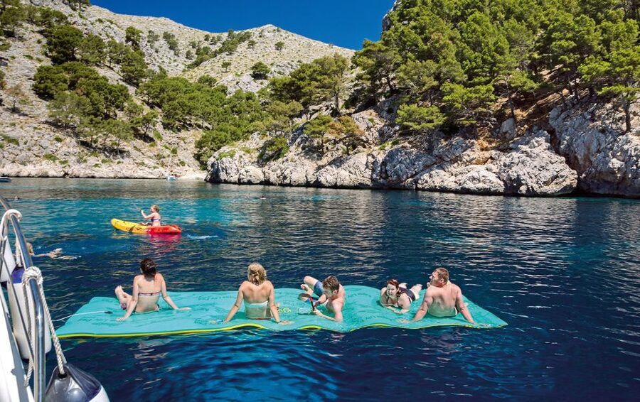 Alcudia: Sunset Catamaran Tour with Dinner and Snorkeling - Sunset views across the Bay of Alcudia