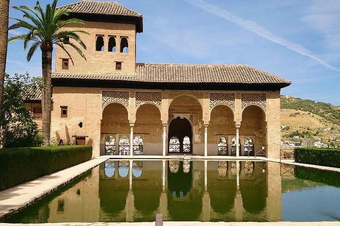 Alhambra &Charles Palace Guided Tour with Optional Nasrid Palaces - Generalife Gardens and the role of water