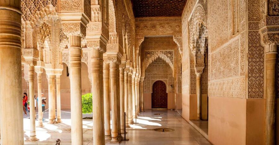 Alhambra & Generalife Tour including Transport & Admission - Getting from Granada to the hilltop
