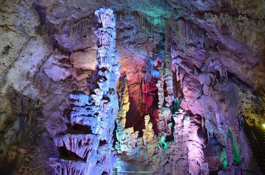 Alicante: Canelobre Caves & Busot Tour including transfer - Entering a cave shaped by water and war