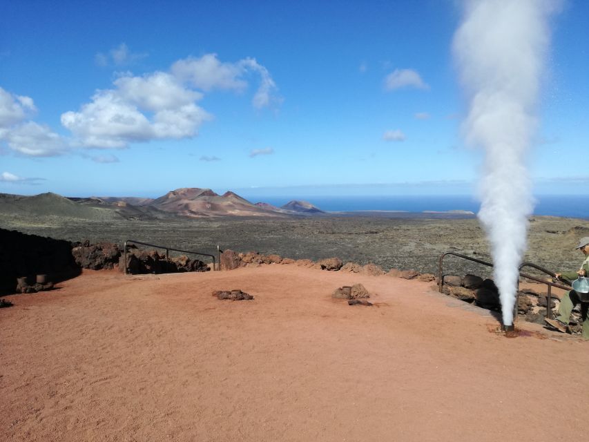 Arrecife: Timanfaya and Green Lagoon for Cruise Passengers - Meeting the bus near Marina Lanzarote