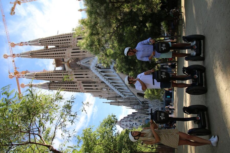 Barcelona: 2.5-Hour Gaudí Segway Tour - Arc de Triomf sets the tone
