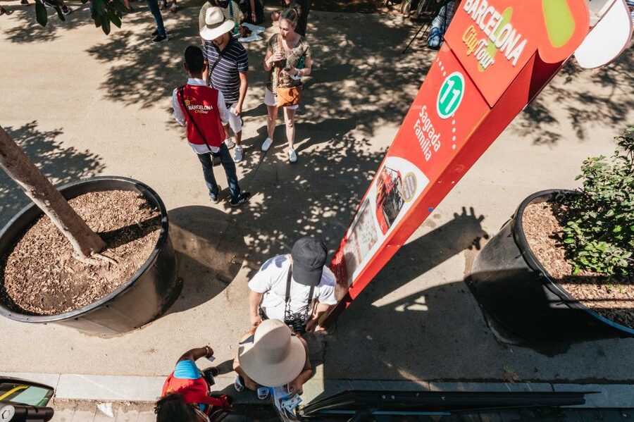 Barcelona: 24 or 48-Hour Hop-On Hop-Off Bus Tour - Crowds, seating, and the open upper deck