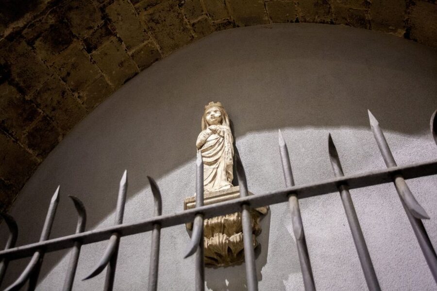 Barcelona: Dark History Night Walking Tour - Guides who make or break the evening