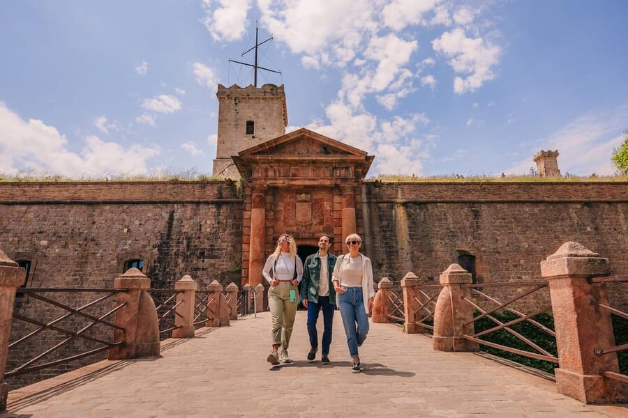 Barcelona: E-Bike Tour with Montjuic Cable Car & Boat Ride - Montjuïc Castle and the city viewpoint