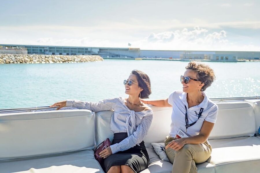 Barcelona: E-Bike Tour with Montjuic Cable Car & Boat Ride - The guides make a real difference