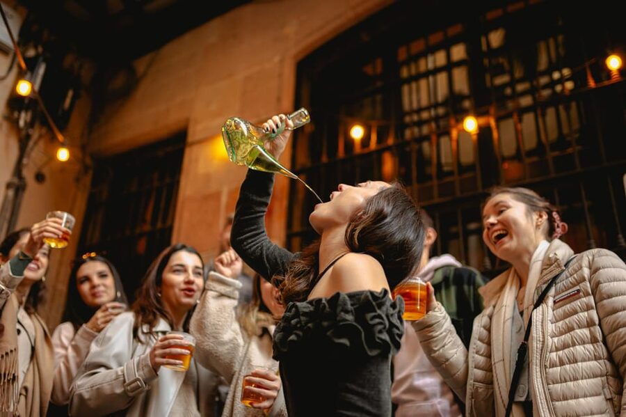 Barcelona: El Born Food Walking Tour with Tapas and Drinks - El Born: food, lanes, and Santa Maria del Mar