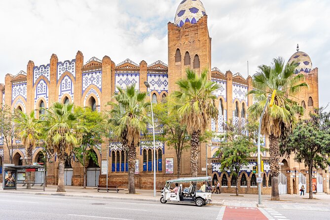 Barcelona Expert Tour with Local Guide in Eco Tuk Tuk Private - Sagrada Família and Gaudí’s great façades