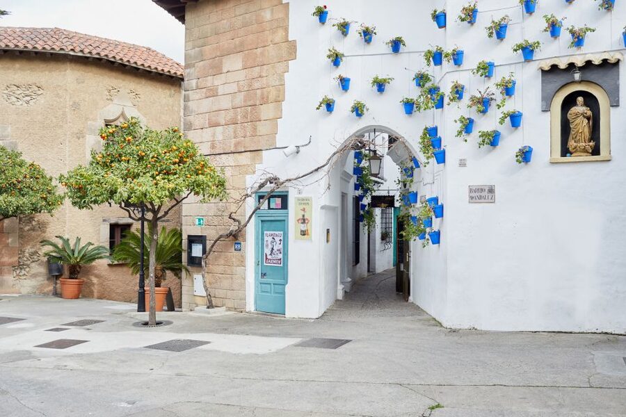 Barcelona: Flamenco Show with Dinner at Tablao de Carmen - Finding the two-tower entrance