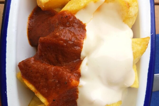 Barcelona Food Tour: Tapas, Drinks and Delights with a Local - Carrer del Regomir and the cava course