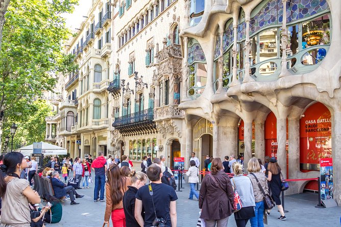 Barcelona Highlights & Montserrat with Port or Hotel Pick Up - Passeig de Gràcia and the Apple of Discord