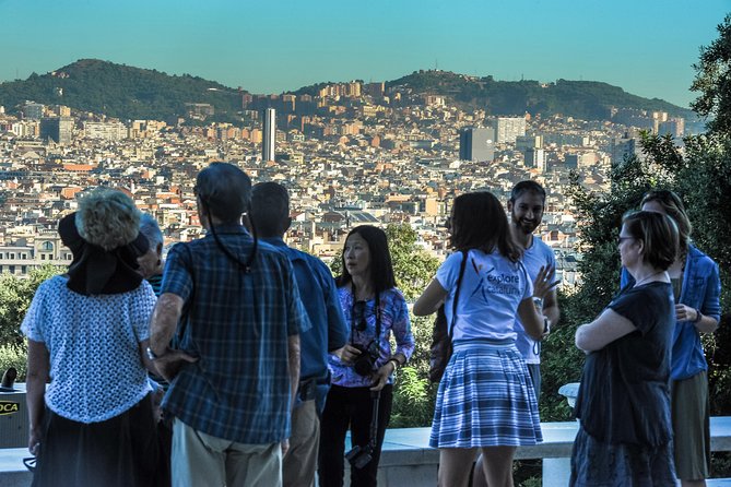 Barcelona Highlights & Sagrada Familia Tour: Priority Access - What the guides add to the day