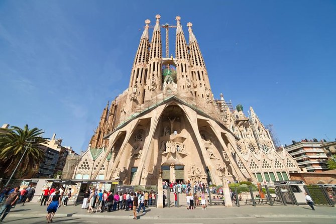 Barcelona Highlights Tour and Montserrat Monastery with Hotel Pick-up - Montjuic gives you the first big view