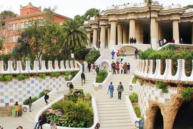 Barcelona in 1 Day: Sagrada Familia, Park Guell,Old Town & Pickup - How the guide shapes the experience