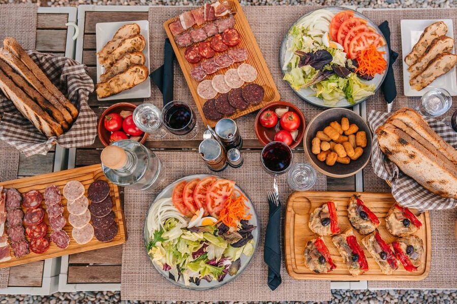 Barcelona: Montserrat Visit & Lunch at Farmhouse Small Group - What guides add to the day