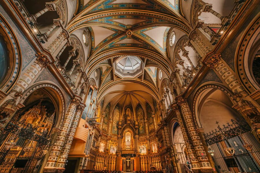 Barcelona: Montserrat Visit & Lunch at Farmhouse Small Group - Starting in Barcelona and riding to the mountain