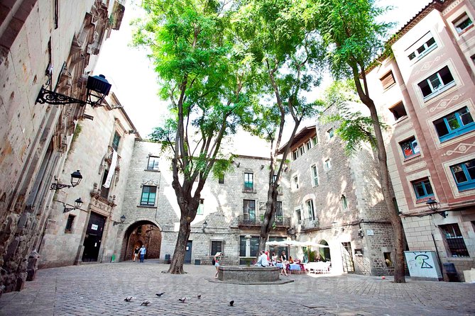 Barcelona Old Town & Gothic Quarter Small Group Tour - Barcelona Cathedral and two different Gothic traditions