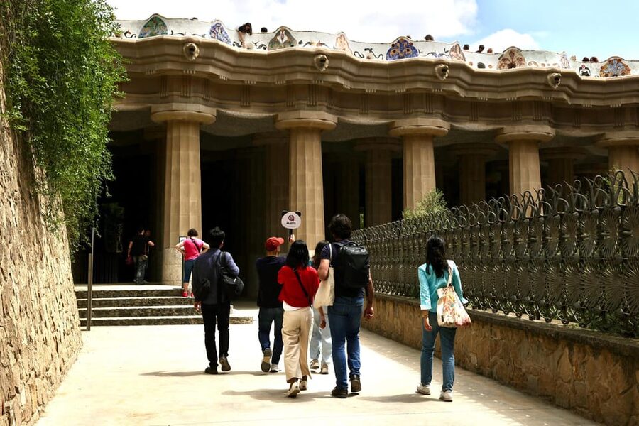Barcelona: Park Güell Guided Tour with Fast-Track Access - Language, group pace, and guide style
