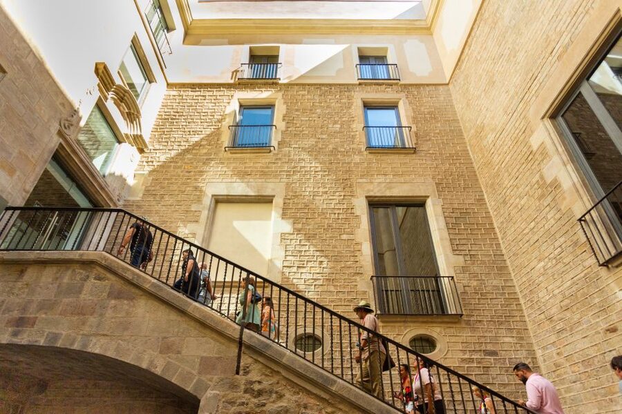 Barcelona: Picasso Museum Skip-the-Line Guided Tour - How the guides shape the experience