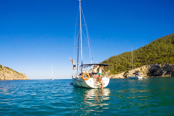 Barcelona Private Sailing Tour with Drinks for Family and Friends - Families, friends, and different comfort levels