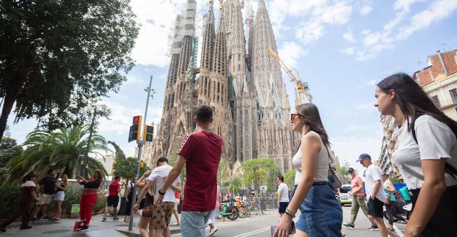 Barcelona: Sagrada Familia Fast-Track Guided Tour - Meeting at C/ de Mallorca, 416