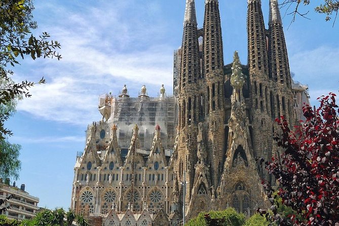 Barcelona: Sagrada Familia Fast Track Tour with Tower Option - Entering the Basilica Through the Fast-Track Line