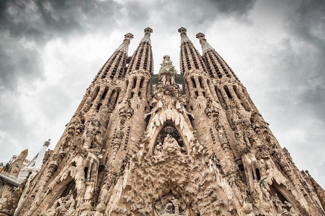 Barcelona: Sagrada Familia Guided Tour with Fast Track Access - Standard group or small group?