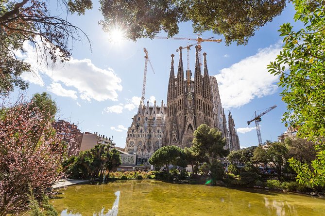 Barcelona: Sagrada Familia Guided Tour with Fast Track Access - What the ticket does not include