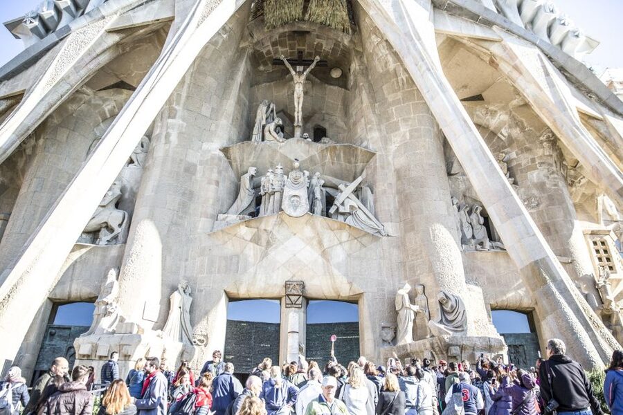 Barcelona: Sagrada Familia Guided Tour with Tower Access - Key points to know before booking