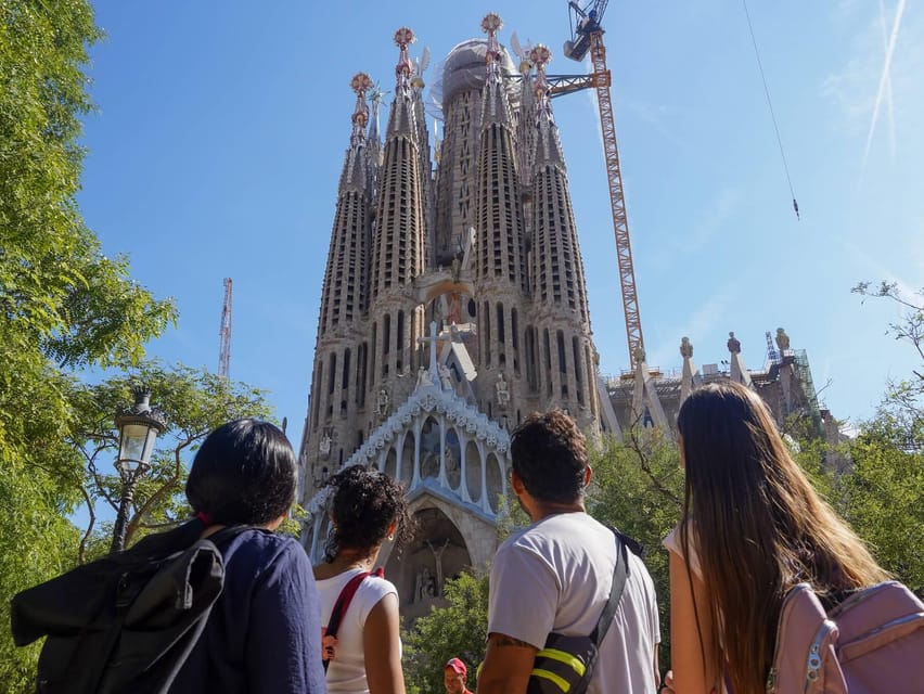 Barcelona: Sagrada Familia Guided Tour with Tower Access - Entering Gaudí’s basilica without the long ticket queue