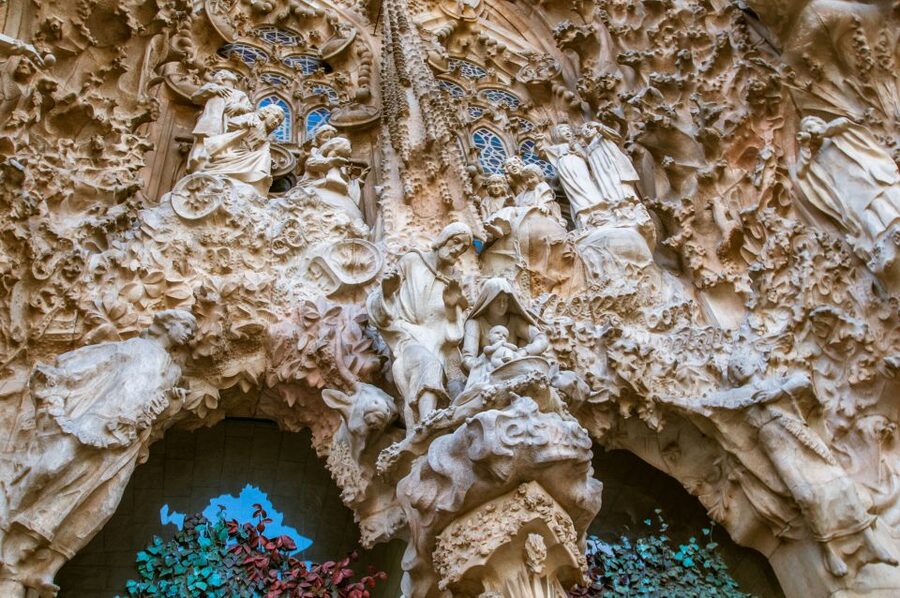 Barcelona: Sagrada Familia Guided Tour with Tower Access - Inside the nave: columns, light, and religious meaning