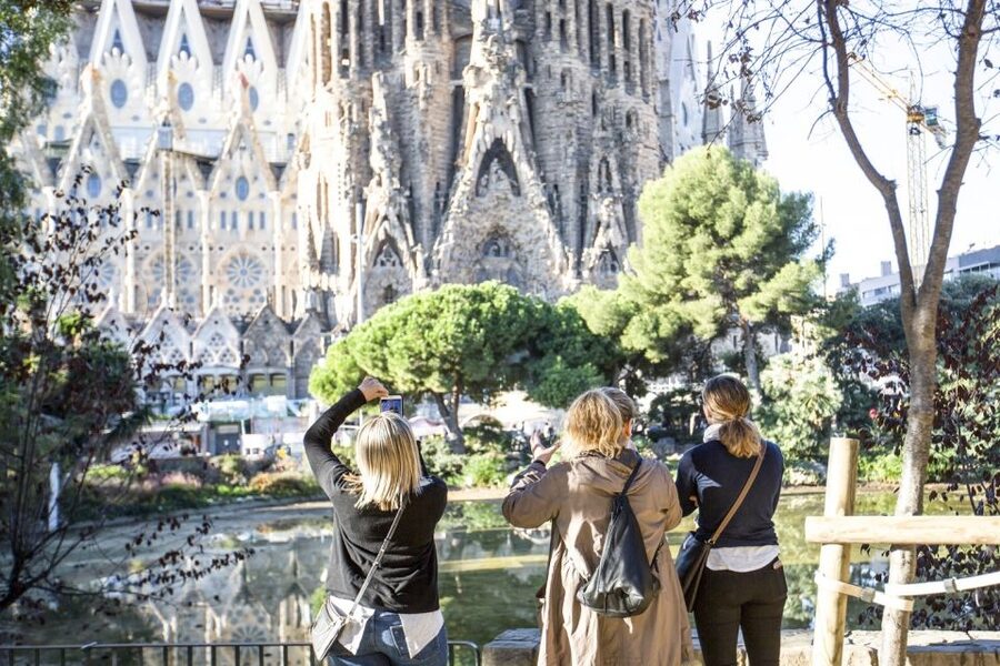 Barcelona: Sagrada Familia Guided Tour with Tower Access - Trencadís and the Catalan design tradition