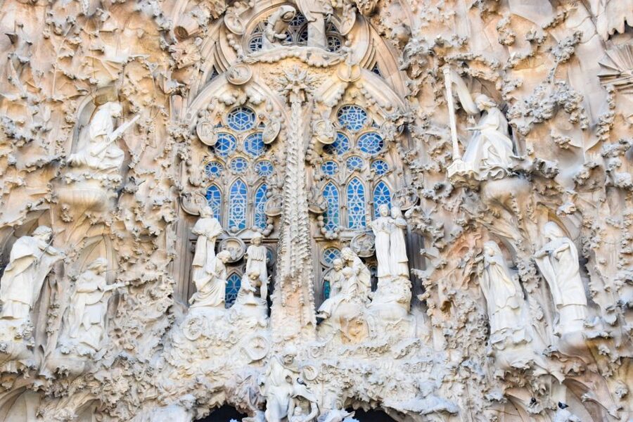 Barcelona: Sagrada Familia Guided Tour with Tower Access - Meeting at Carrer Sardenya 311