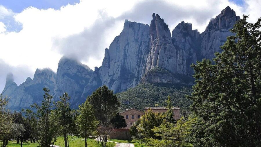 Barcelona: Sagrada Familia & Montserrat Full-Day with Pickup - Is $128 good value?