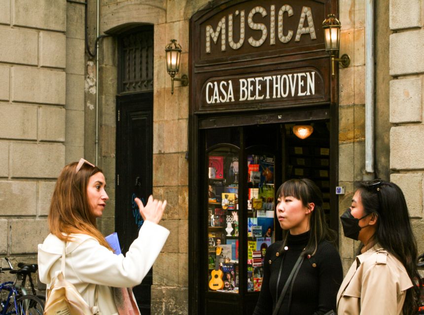 Barcelona: Sagrada Familia, Park Güell and Old Town Tour - Montjuïc and the Olympic view