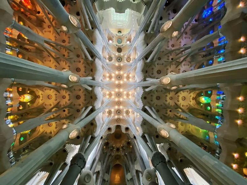 Barcelona: Sagrada Familia Skip-the-line Tour with Guide - Meeting near Avinguda de Gaudí