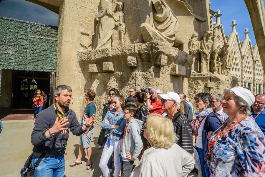 Barcelona: Sagrada Familia Tour & Optional Tower Visit - How the guides shape the visit