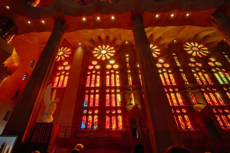 Barcelona: Sagrada Familia Tour w/Skip-the-Line Entry Ticket - Meeting the group at Av. de Gaudí