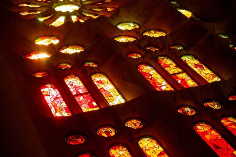 Barcelona: Sagrada Familia Tour with Optional Extras - What the guided visit feels like
