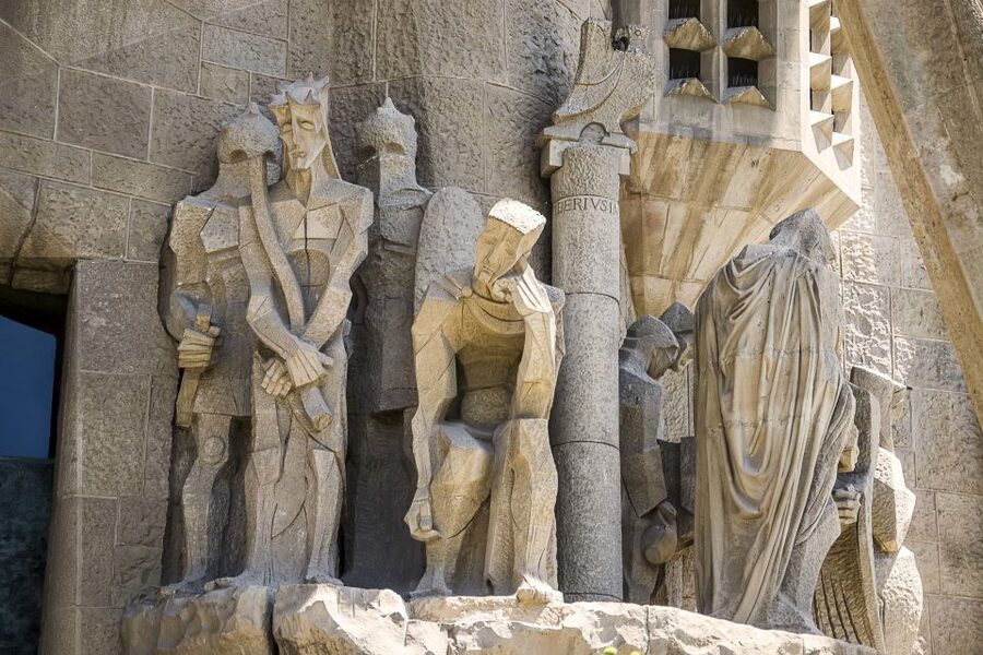 Barcelona: Sagrada Familia Tour with Optional Tower Access - Practical tips for a smoother visit