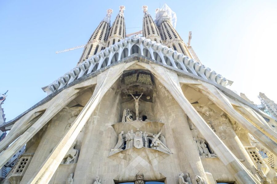 Barcelona: Sagrada Familia Tour with Optional Tower Access - Arriving and getting through the entrance
