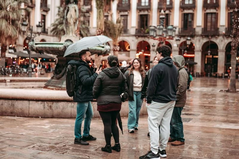 Barcelona: Tipsy Tapas & History Tour in the Gothic Quarter - The walking sections: history between each plate