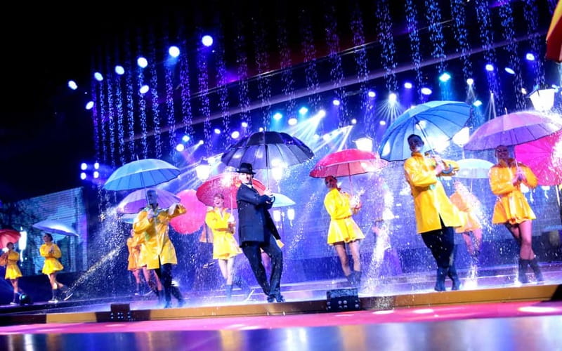 Benidorm: Show at Benidorm Palace - A cast of 40 keeps the entertainment varied