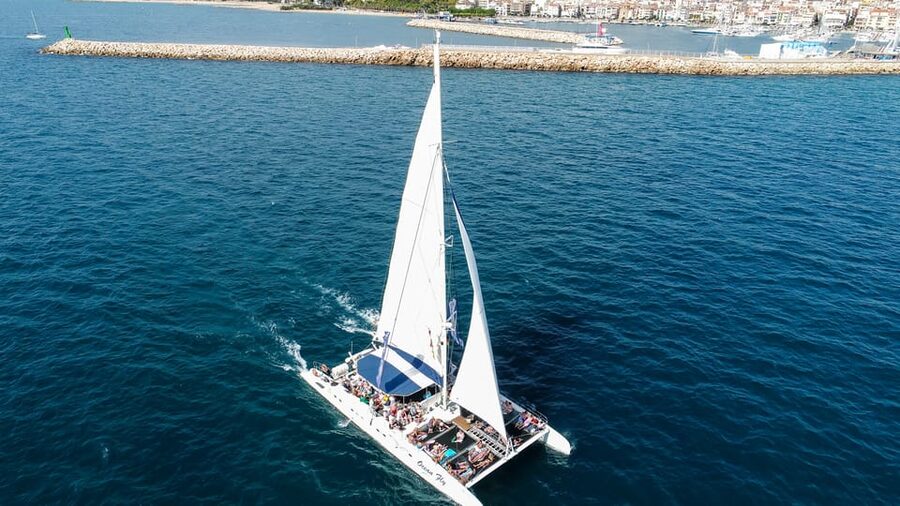 Cambrils: Costa Daurada Sail Catamaran Cruise - A comfortable boat, with limited personal space