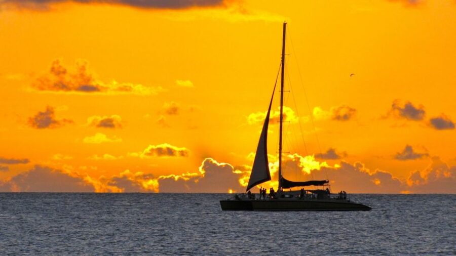 Cambrils: Costa Dorada Sunset Catamaran Cruise with Drinks - Drinks, music, and the easygoing mood