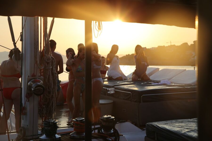 Cambrils: Sunset Catamaran Cruise with Drinks - Setting sail from Cambrils