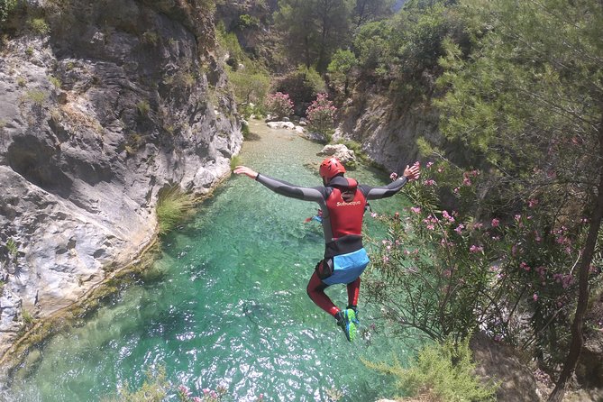 Canyoning in Andalucia: Rio Verde Canyon - Getting fitted with helmets and canyoning gear