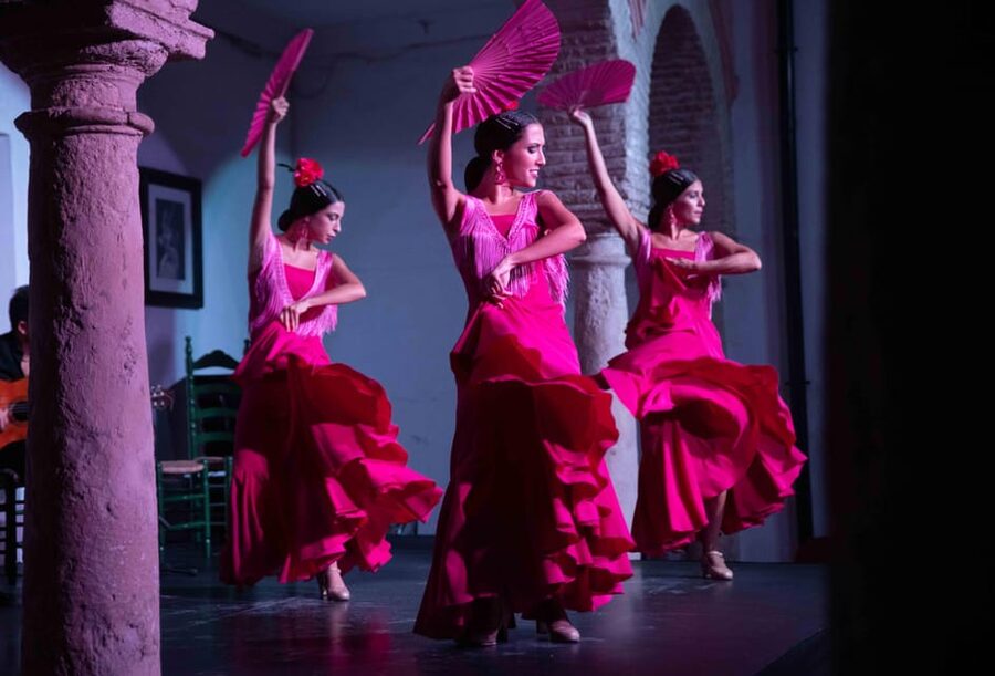 Córdoba: Flamenco Show Ticket with Drinks - Clapping, rhythm, and audience participation