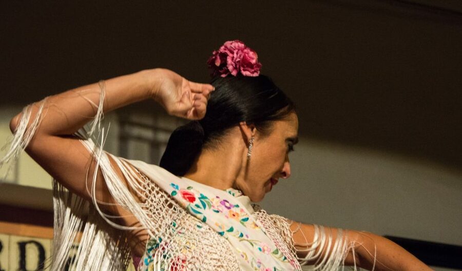 Córdoba: Flamenco Show Ticket with Drinks - The opening drink and the venue atmosphere