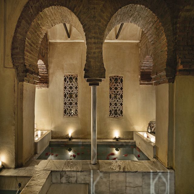 Córdoba: Hammam Al Ándalus Entry Ticket w/Optional Massage - The hot room starts the slow-down
